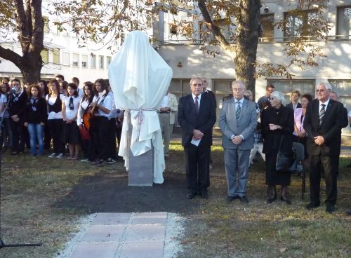 20110930sutoszobor01.jpg